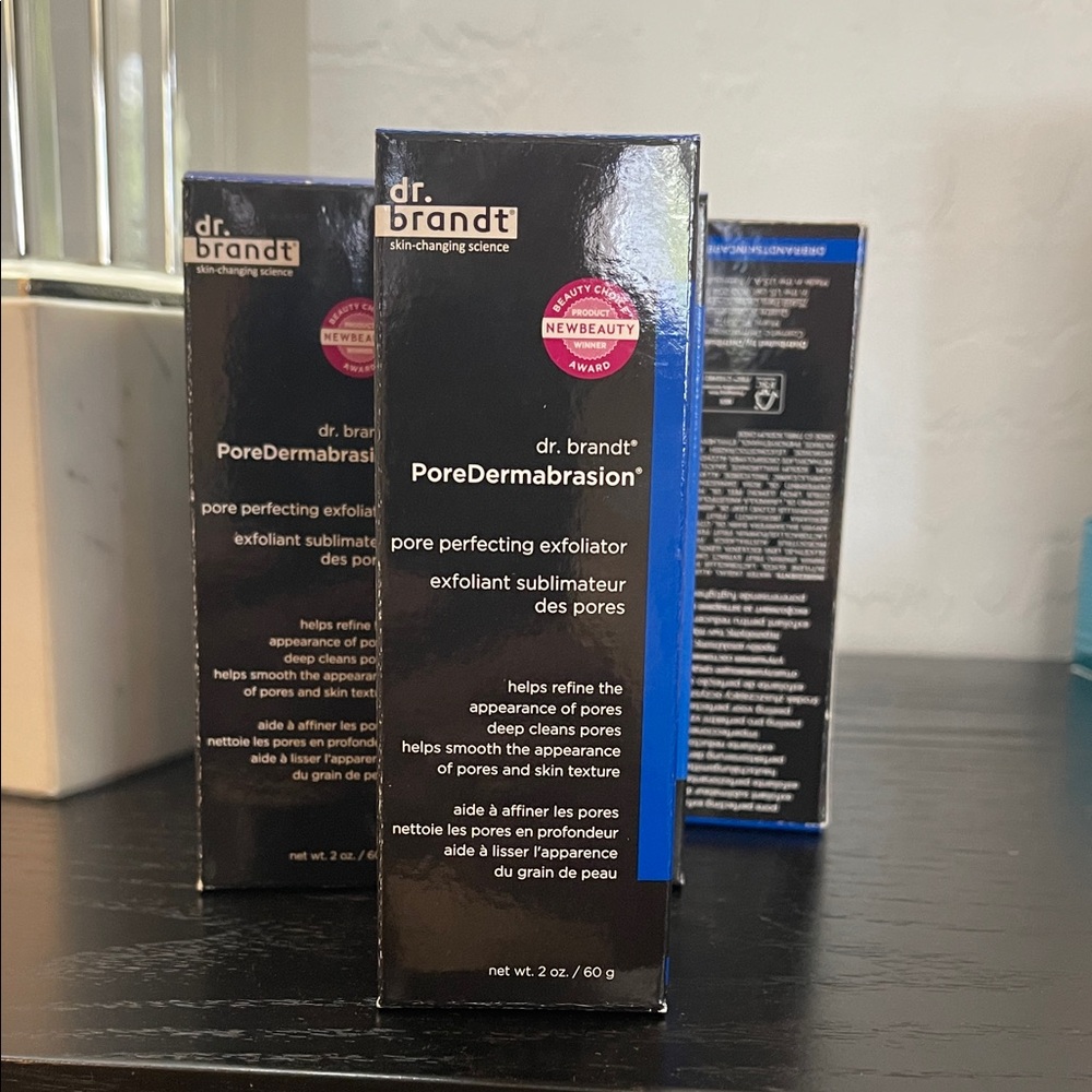 Dr. Brandt PoreDermabrasion Exfoliator in Blue and Black